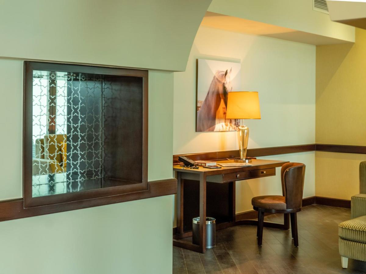 Retaj Salwa Resort & Spa Doha Exteriör bild A room at the Inn at the Opera