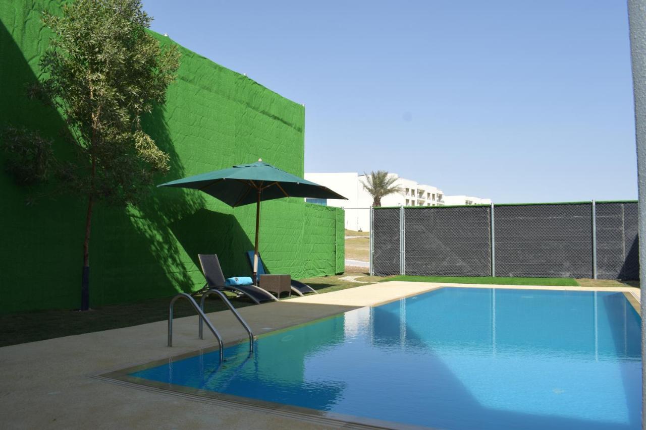 Retaj Salwa Resort & Spa Doha Exteriör bild A swimming pool in a private garden
