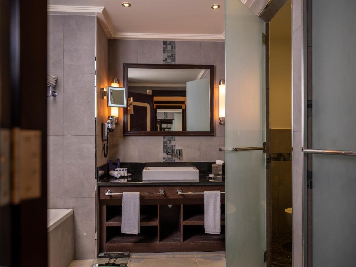 Retaj Salwa Resort & Spa Doha Exteriör bild Bathroom