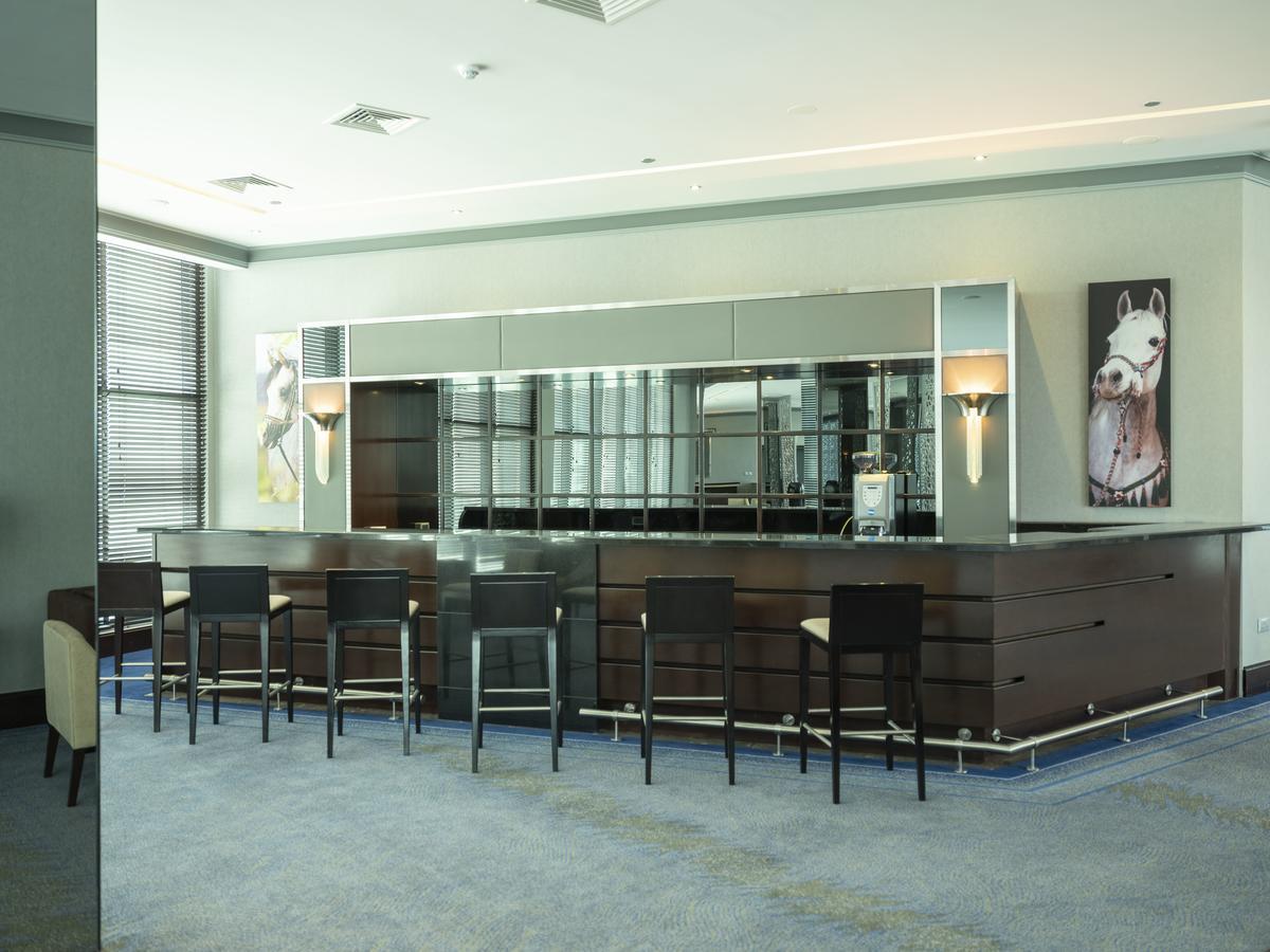 Retaj Salwa Resort & Spa Doha Exteriör bild The bar at the 360° Club
