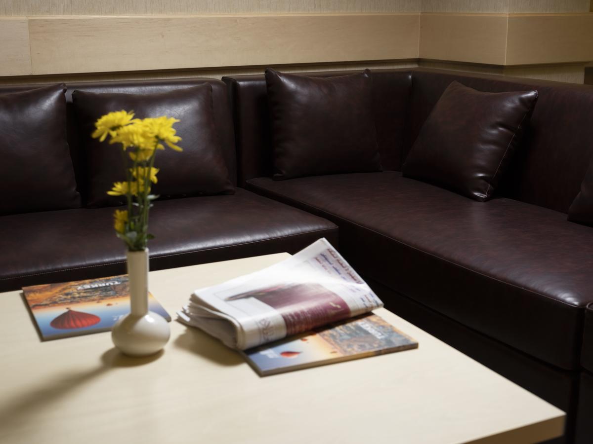 Retaj Salwa Resort & Spa Doha Exteriör bild A leather sofa