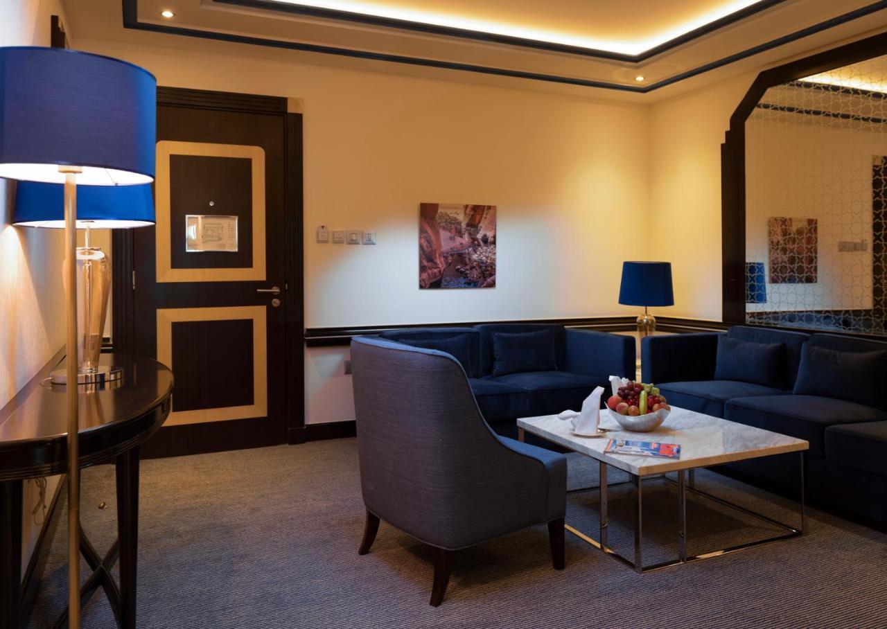 Retaj Salwa Resort & Spa Doha Exteriör bild A suite at the hotel